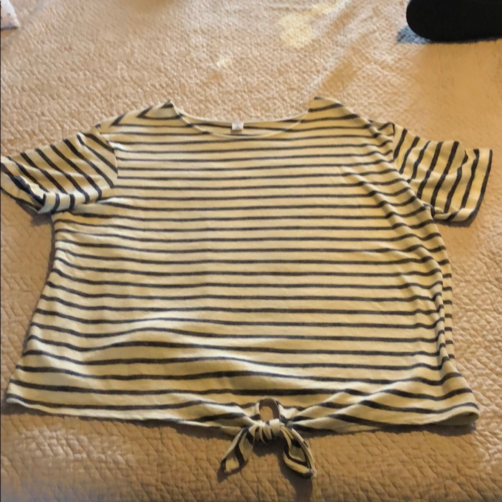 Old Navy ladies two XL blouse white and blue.